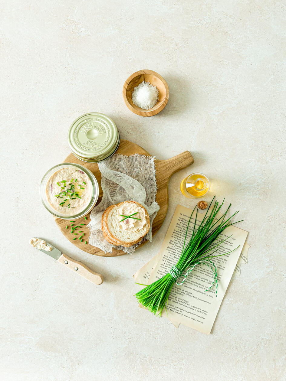Photo d'un pot de tartinade avec ciboulette Photo d'un pot de tartinade avec ciboulette