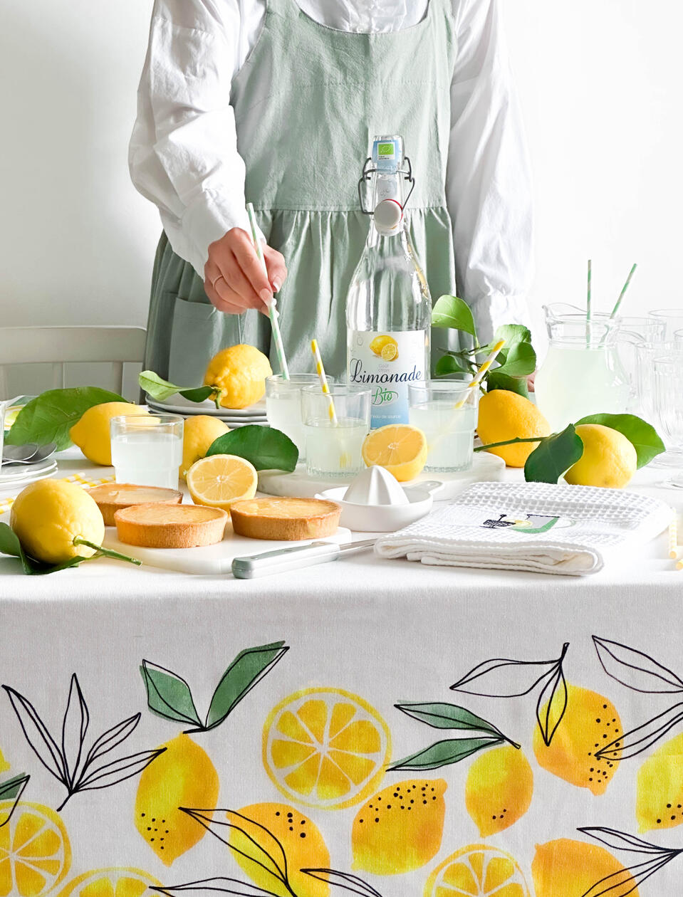 Photo d'une table et une personne qui fait de la limonade pour CARRE BLANC Photo d'une table et une personne qui fait de la limonade pour CARRE BLANC