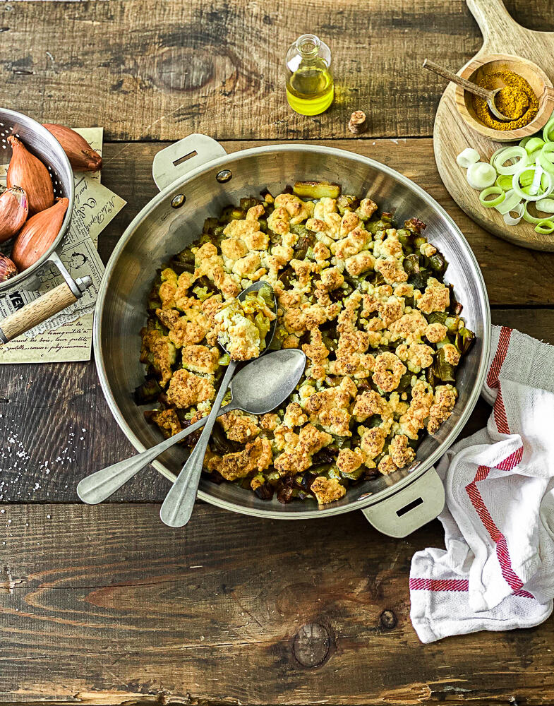 photo de crumble de poireaux dans une poêle