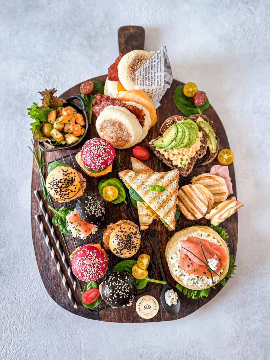 Photo d&#39;une planche en bois brunch eggs muffins burgers toasts