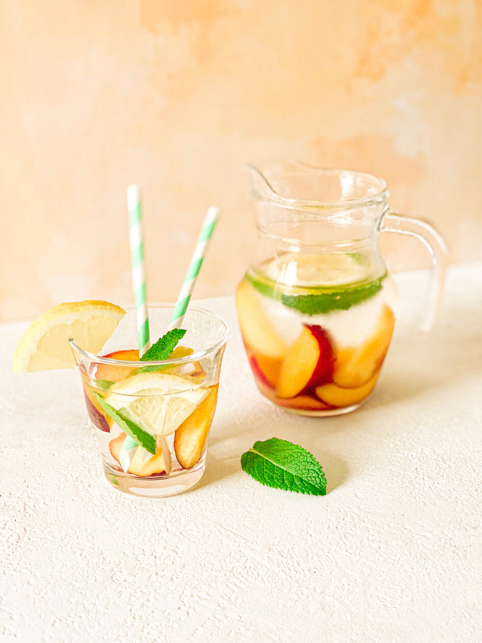 Photo d'un verre et une carafe de ice tea Photo d'un verre et une carafe de ice tea