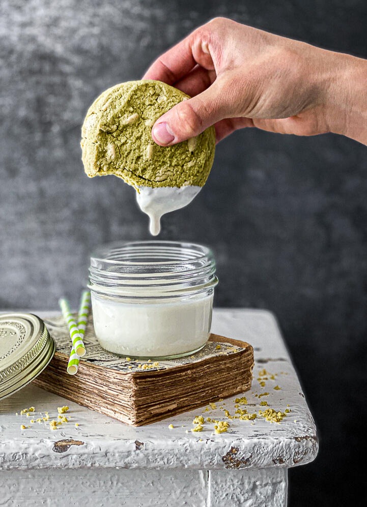 Cookie matcha trempé dans du lait