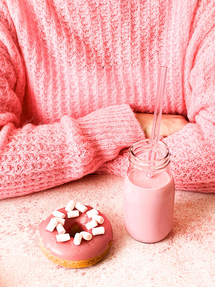 photo d'un pull rose avec un donuts rose et un lait fraise